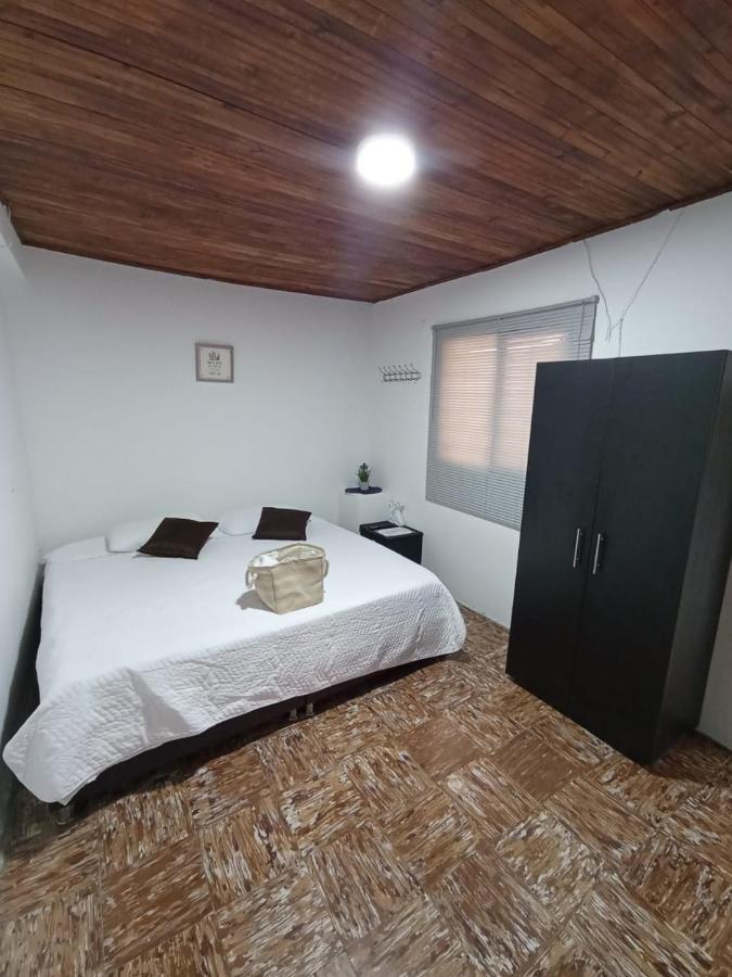 Komodo Alojamiento- Hostal Autoservicio - Ubicado Muy Cerca Al Centro Historico -Habitaciones Con Bano Privado, Wifi , Cama 2X2 Popayan Esterno foto