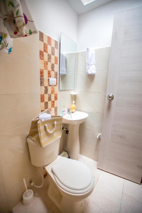 Komodo Alojamiento- Hostal Autoservicio, Ubicado Cerca Al Centro Historico - Bano Privado, Wifi , Cama 2X2 Y Agua Caliente Y Cocina Compartida Popayan Esterno foto